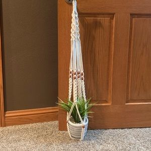 FAUX SUCCULENT PLANT AND POT WITH MACRAME HANGER